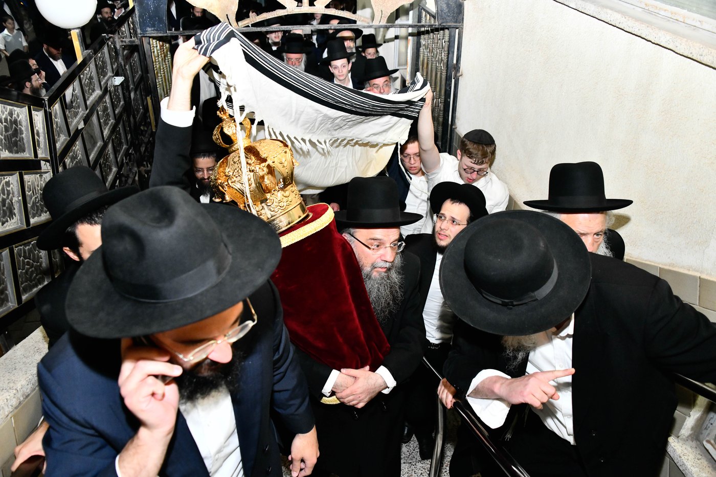 הכנסת ס"ת ע"י הגר"מ גריינמן