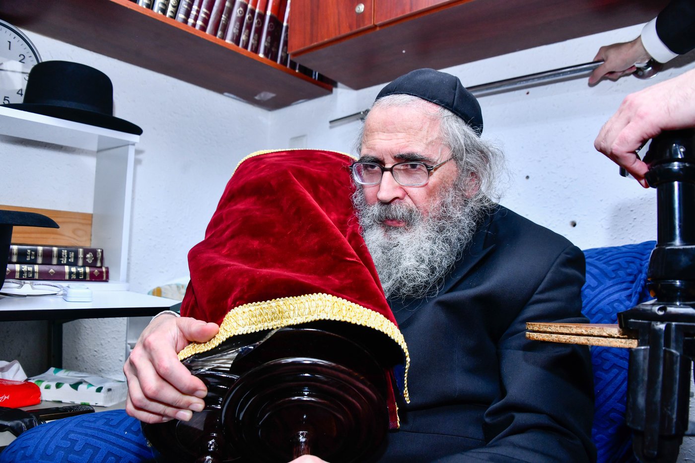 הכנסת ס"ת ע"י הגר"מ גריינמן