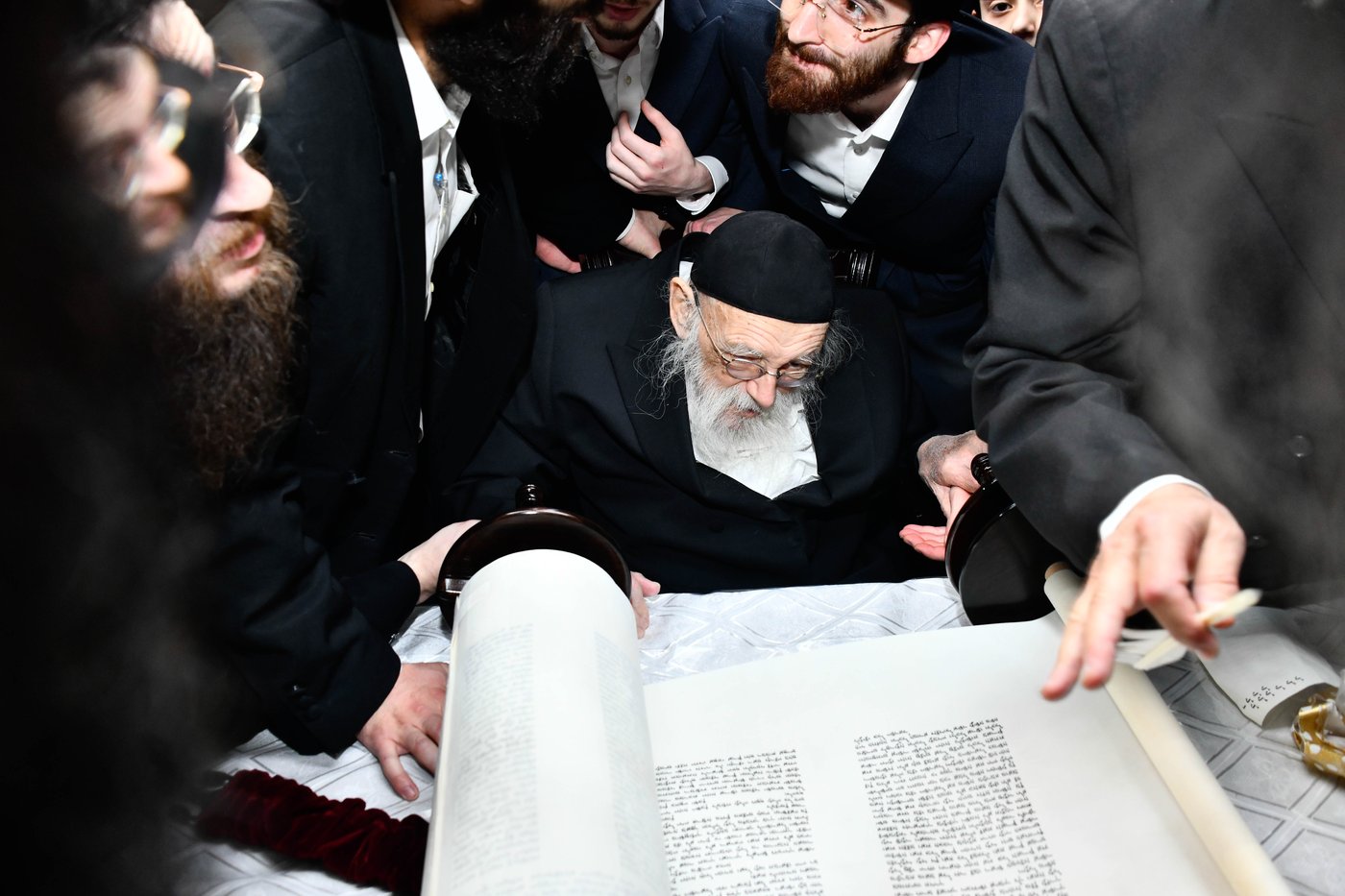 הכנסת ס"ת ע"י הגר"מ גריינמן