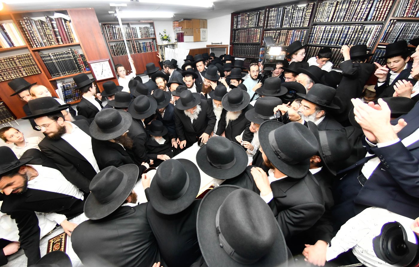 הכנסת ס"ת ע"י הגר"מ גריינמן