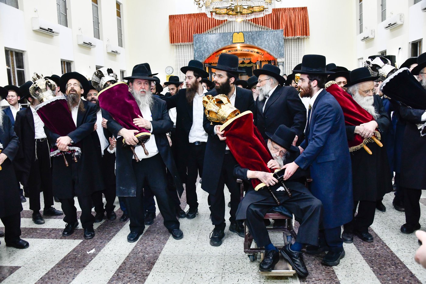 הכנסת ס"ת ע"י הגר"מ גריינמן