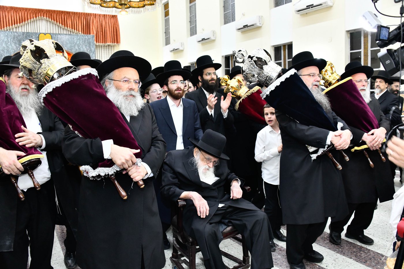 הכנסת ס"ת ע"י הגר"מ גריינמן