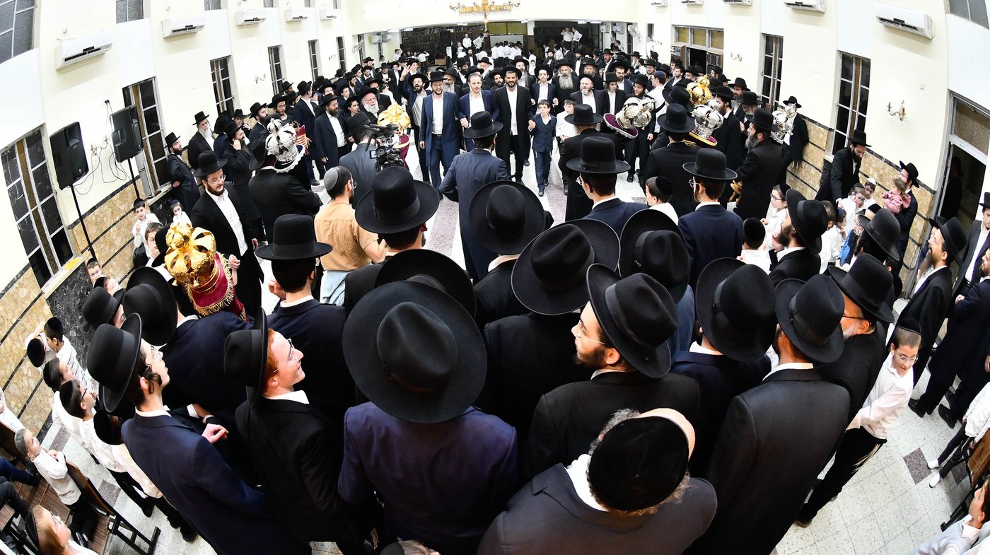 הכנסת ס"ת ע"י הגר"מ גריינמן