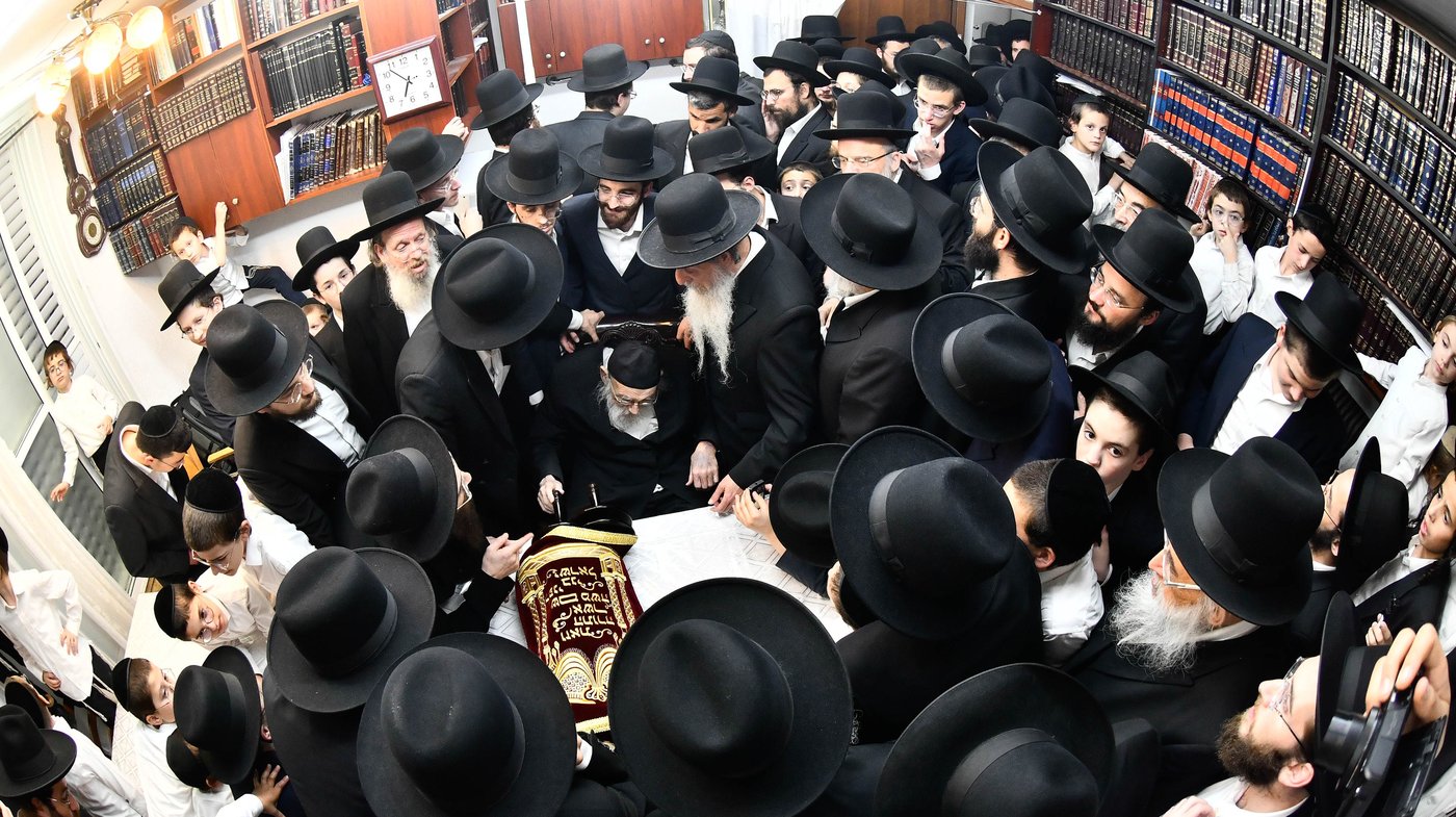 הכנסת ס"ת ע"י הגר"מ גריינמן