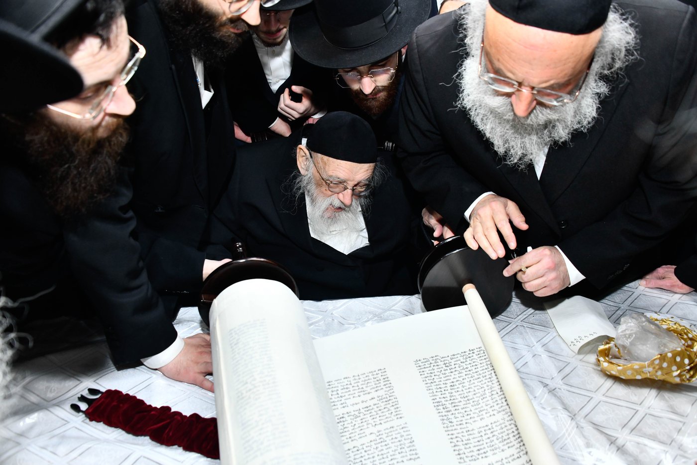 הכנסת ס"ת ע"י הגר"מ גריינמן