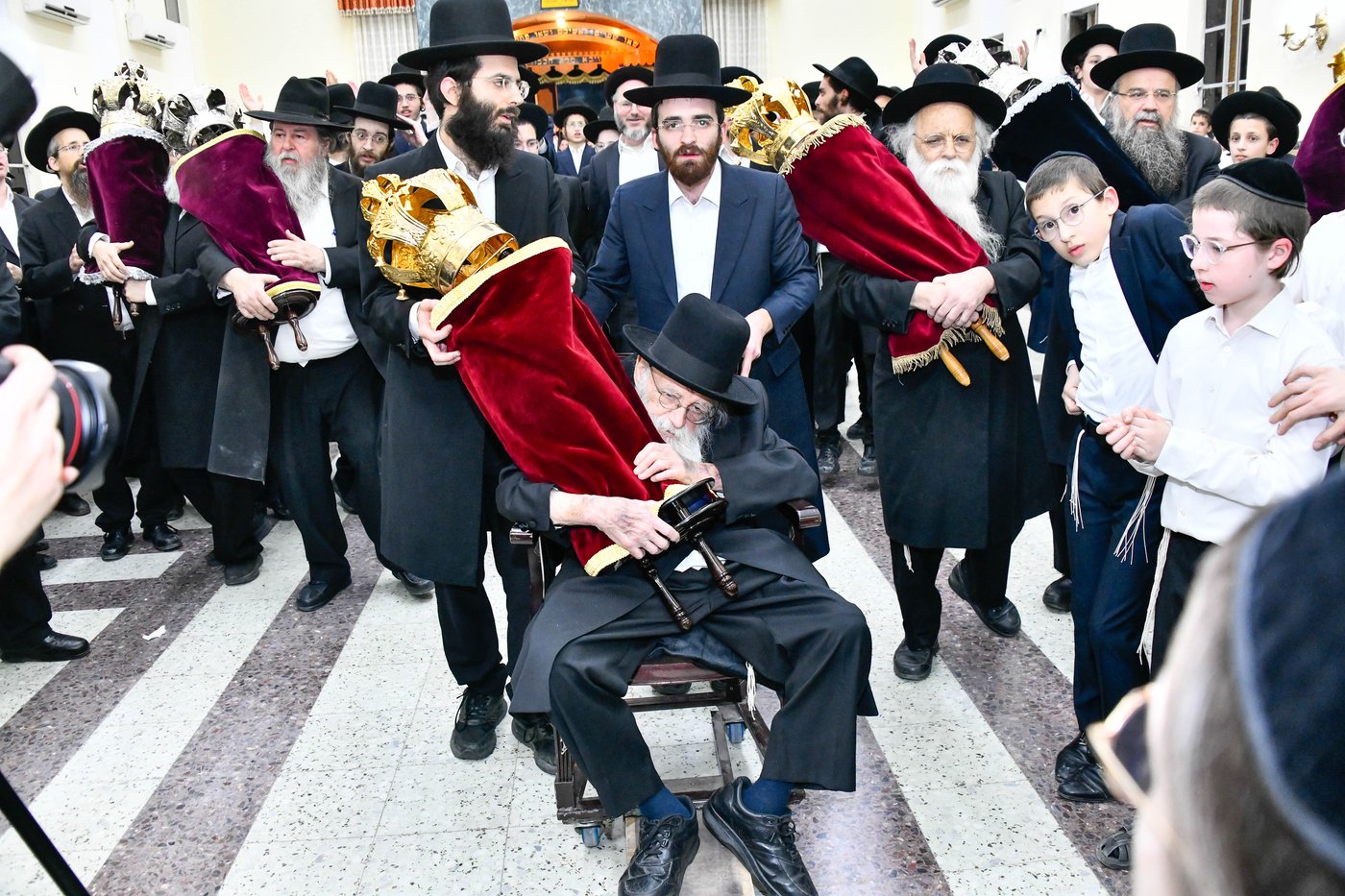 הכנסת ס"ת ע"י הגר"מ גריינמן