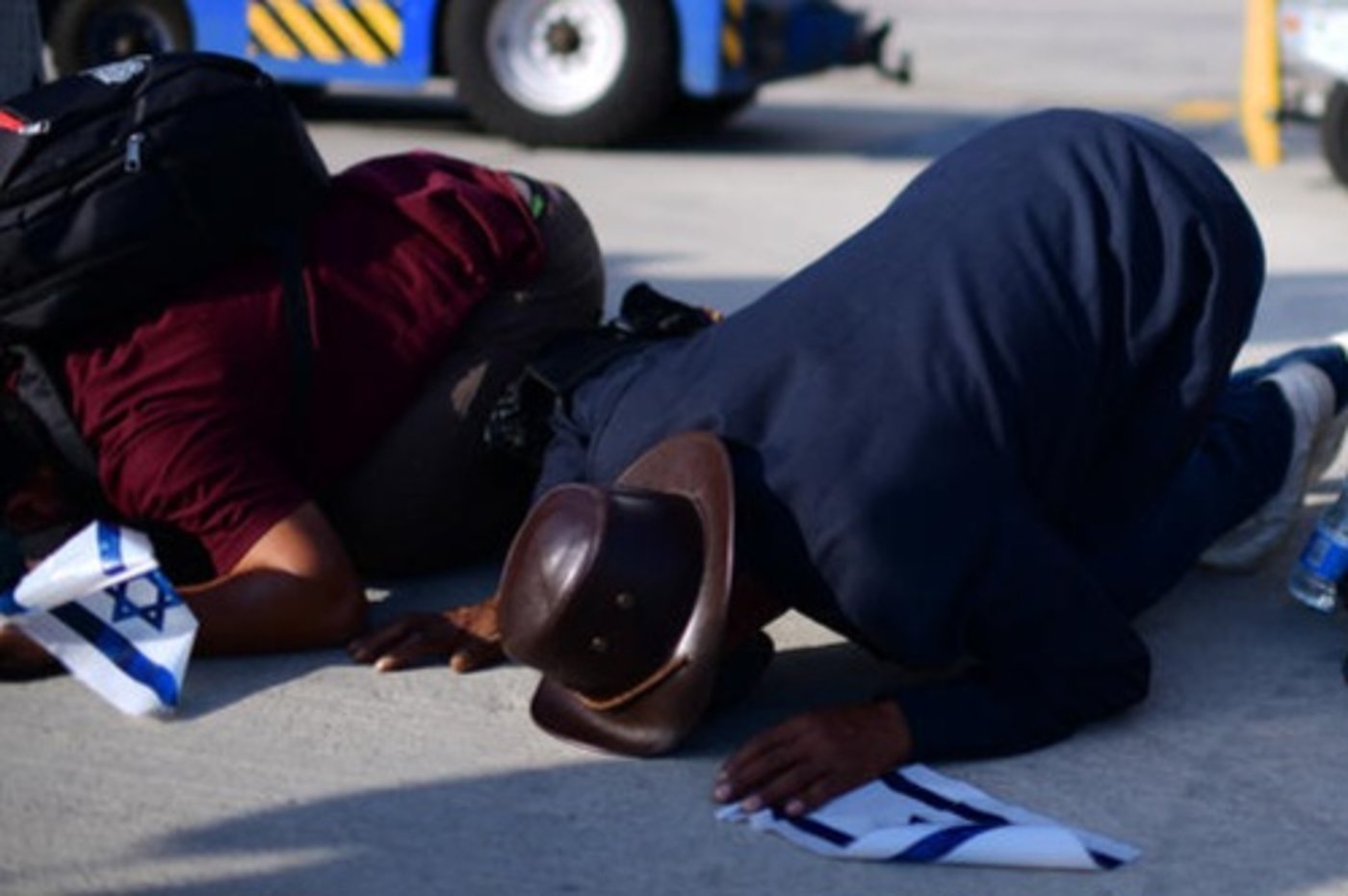 עולים מקהילת בני המנשה מנשקים את אדמת הארץ לאחר הגעתם לישראל