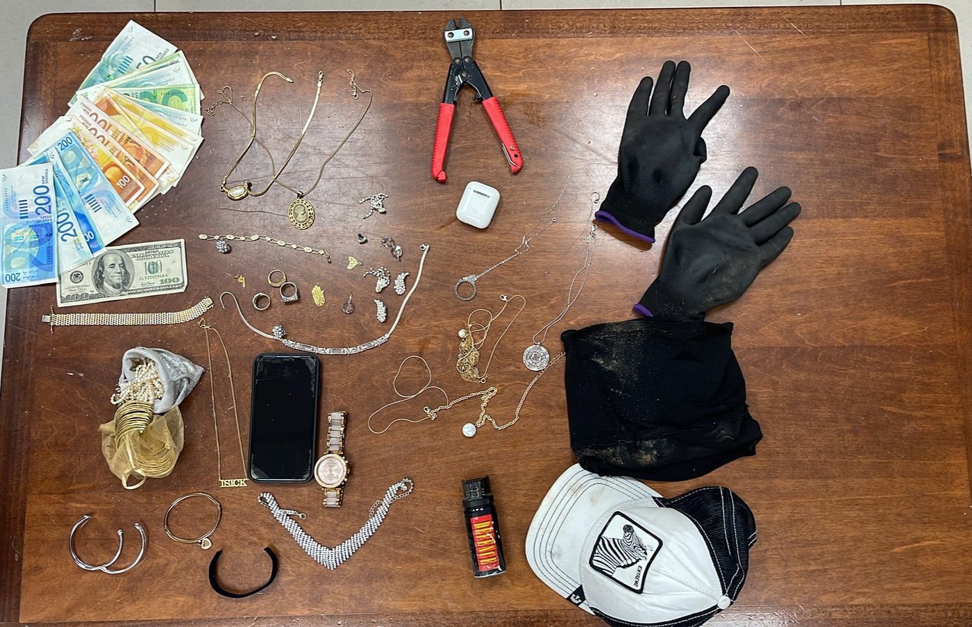 תכשיטים, כסף. הפריטים שנגנבו מהדירה