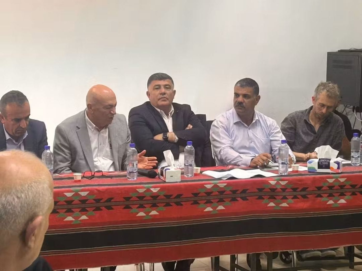 אלון ארד מנכ"ל עמותת עמק שווה בישיבת חירום שהתקיימה בסבסטיה, בה השתתפו גם בכירים ברשות הפלסטינית