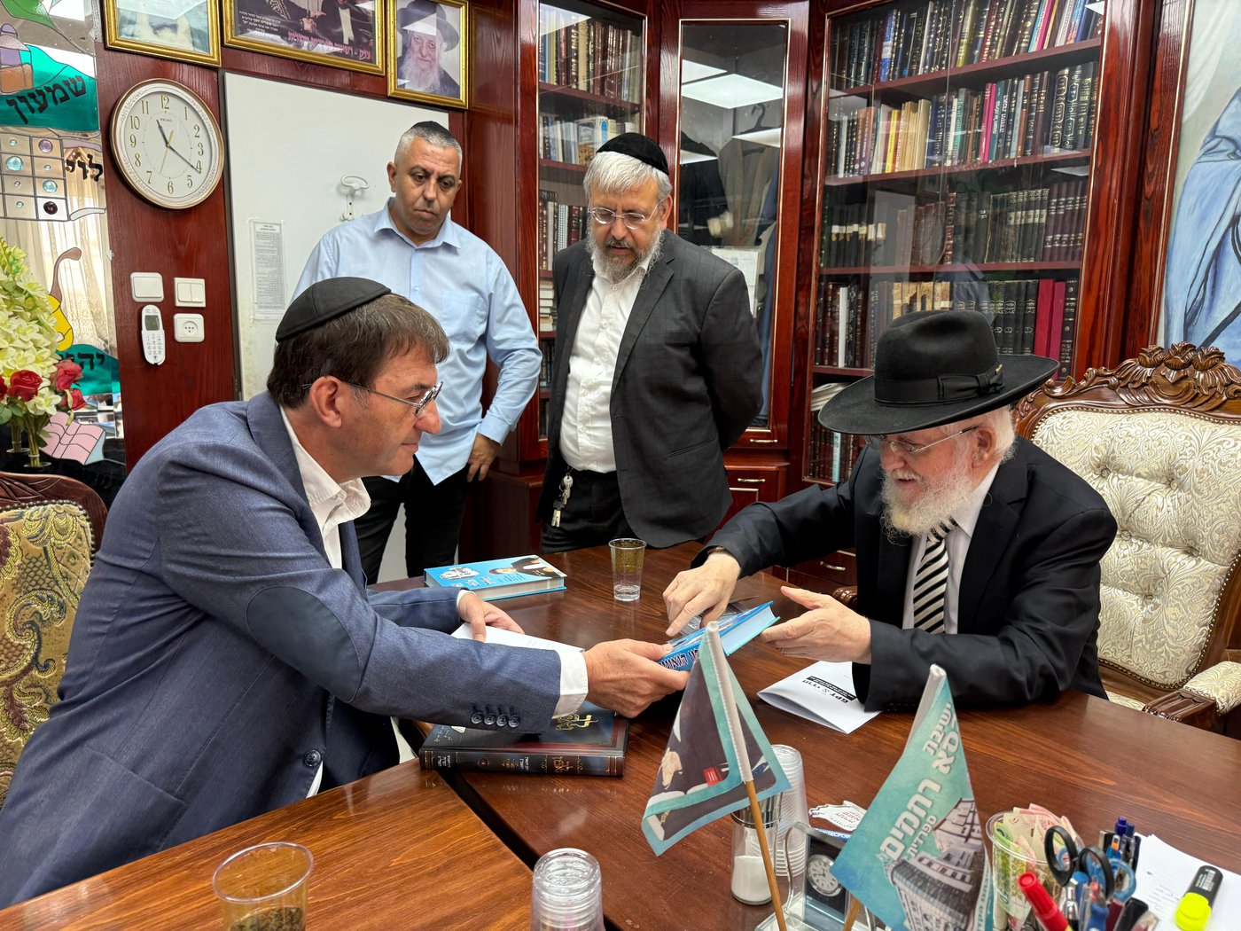 הגר"צ מאזוז עם בועז ביסמוט יו"ר ועדת החוץ והביטחון