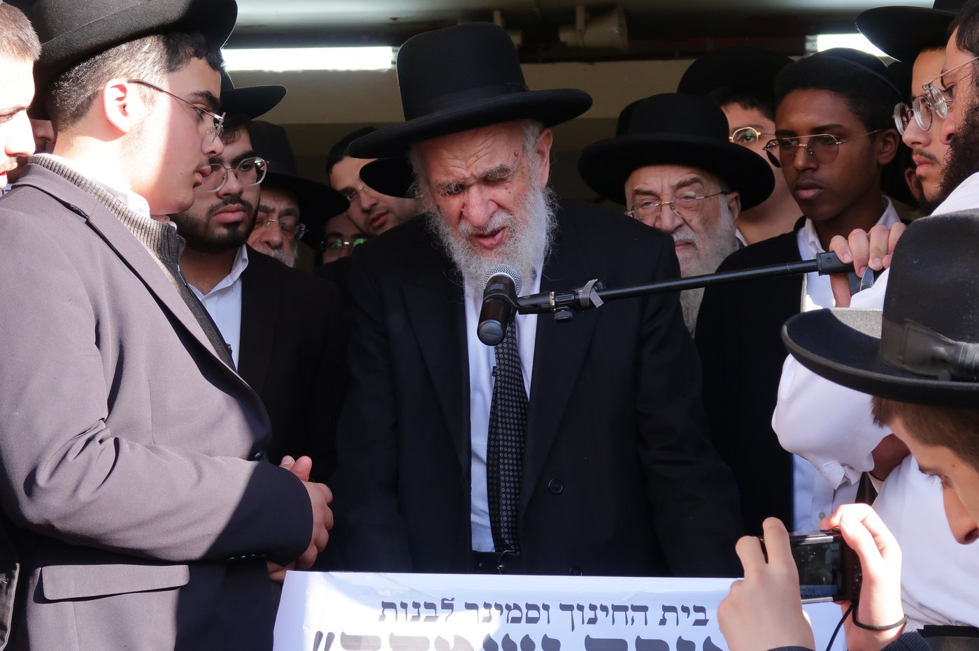 מסע הלווית הגה"צ רבי משה חיים אריה זצ"ל