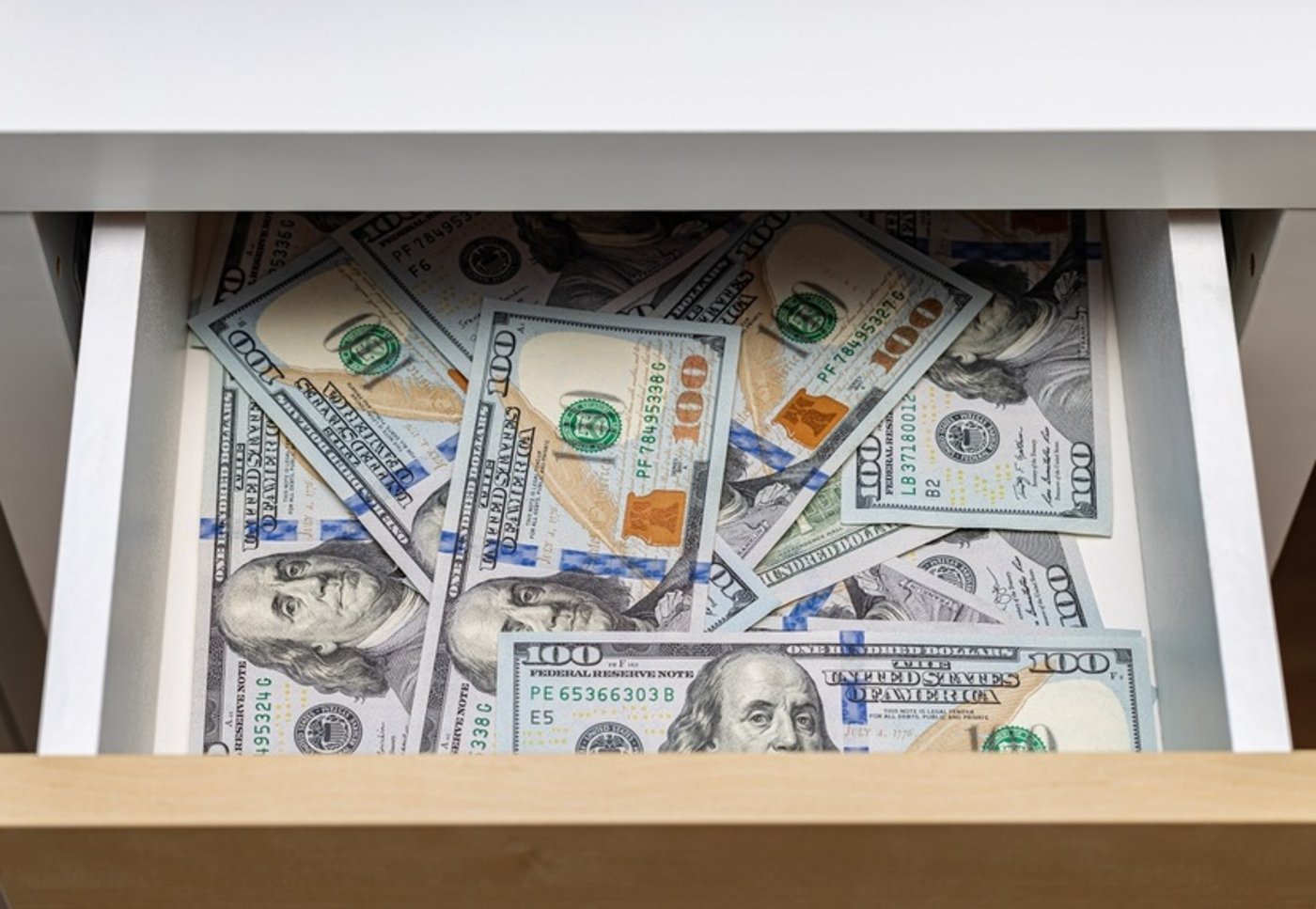 מגירה עם דולרים | אילוסטרציה