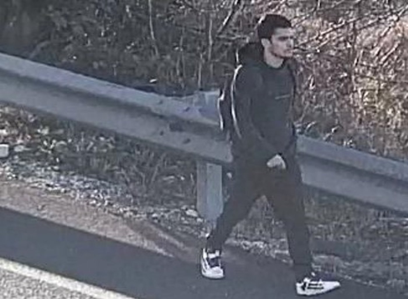 המחבל כפי שתועד במצלמות האבטחה