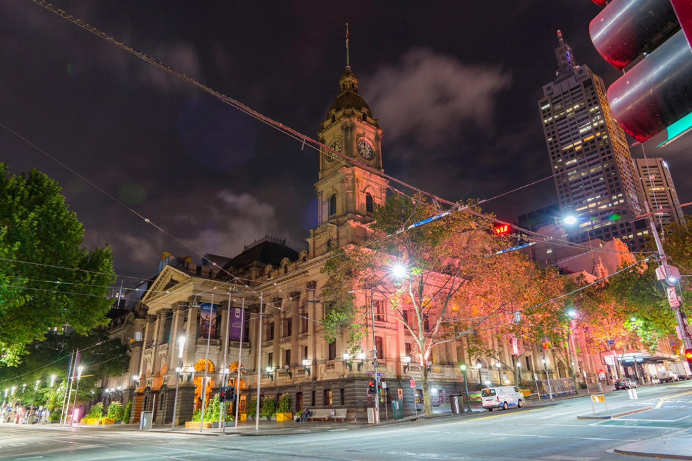 מהומה וקריאות מחאה: החברים אמרו "לא" לחנוכייה, סערה פרצה באולם