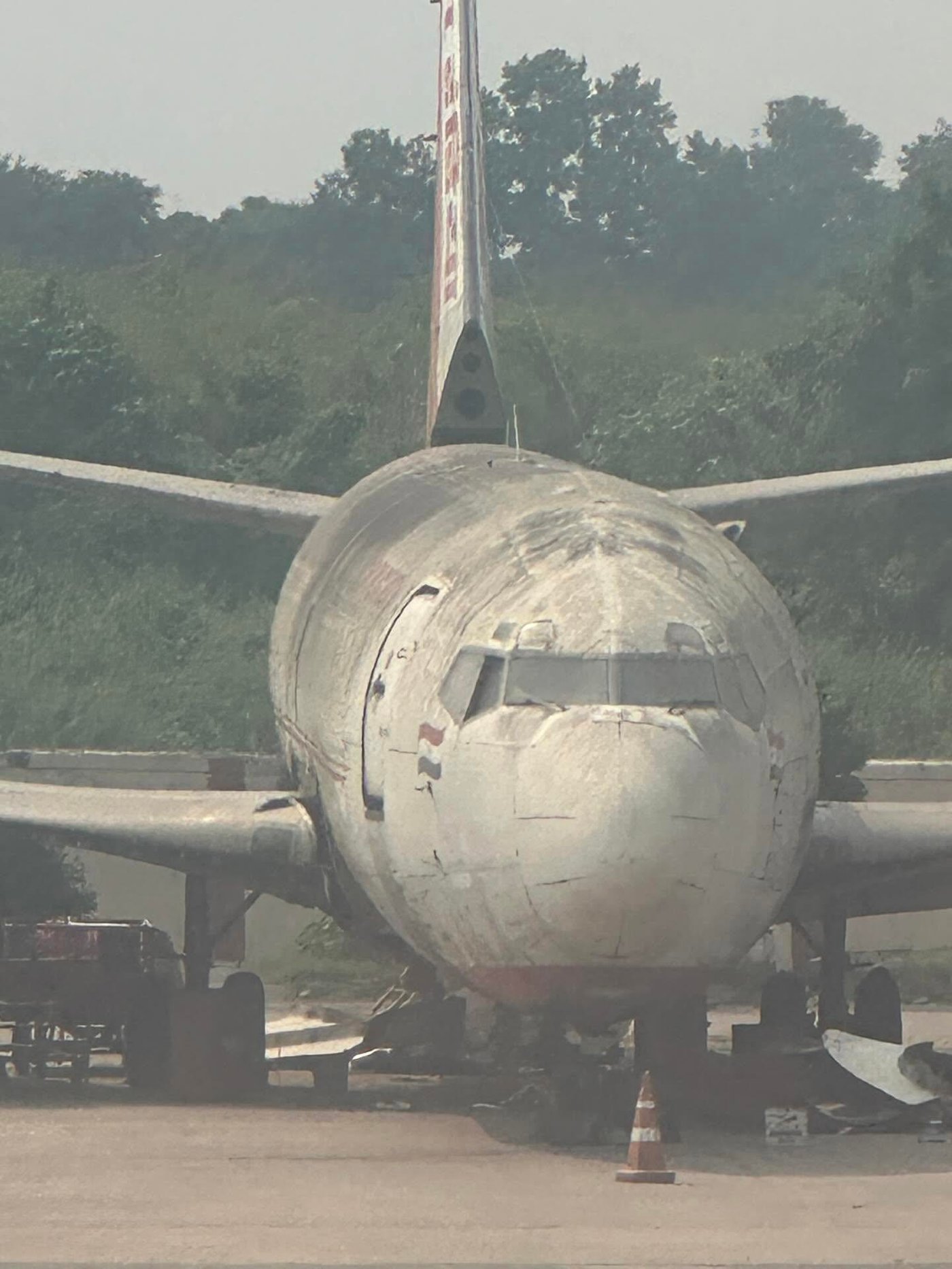 המטוס הנטוש בשדה