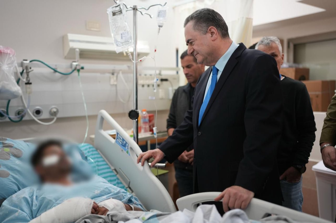 השר כ"ץ בביקור הפצועים