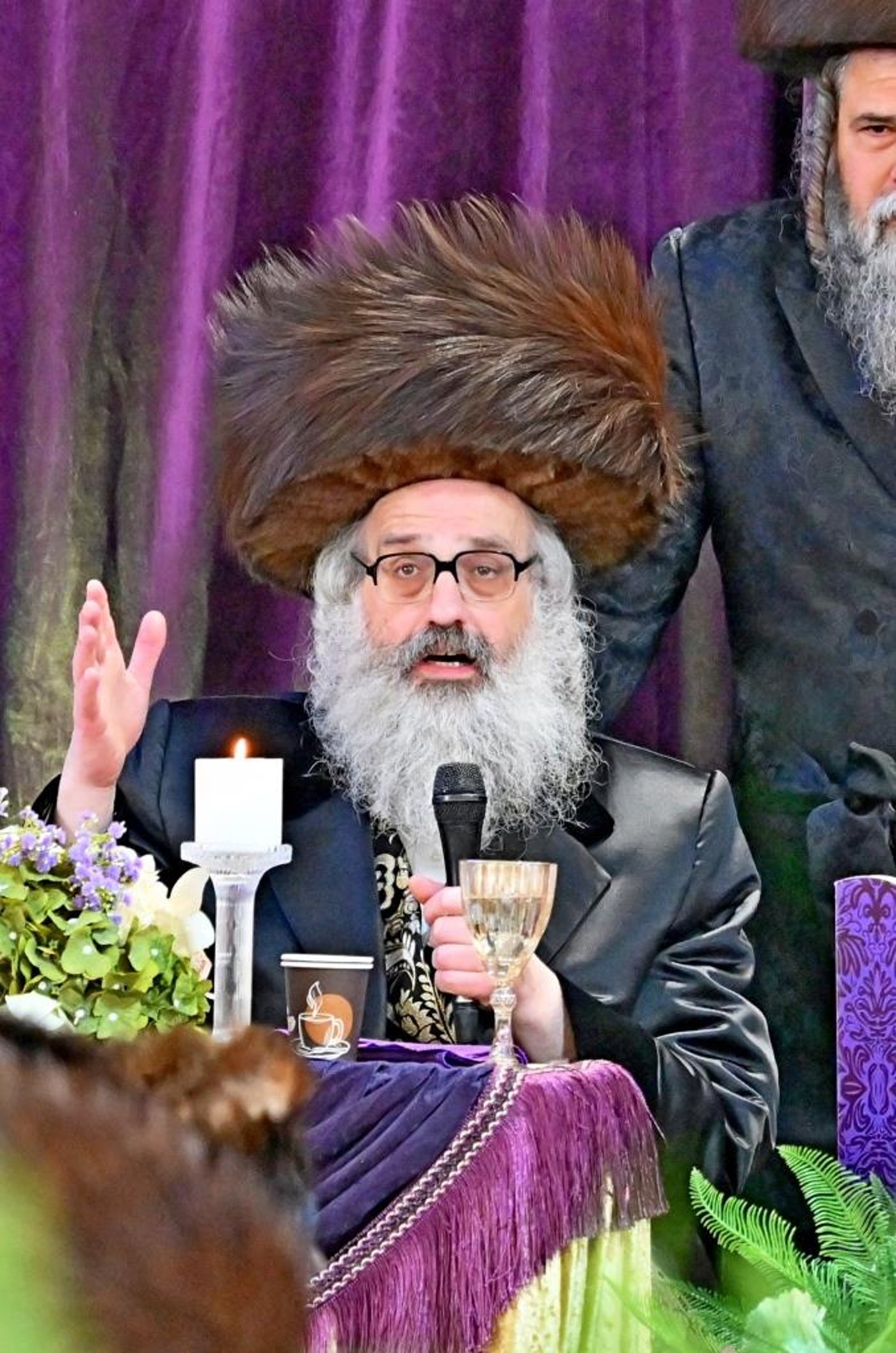 האדמו"ר מויז'ניץ בית שמש נואם במעמד