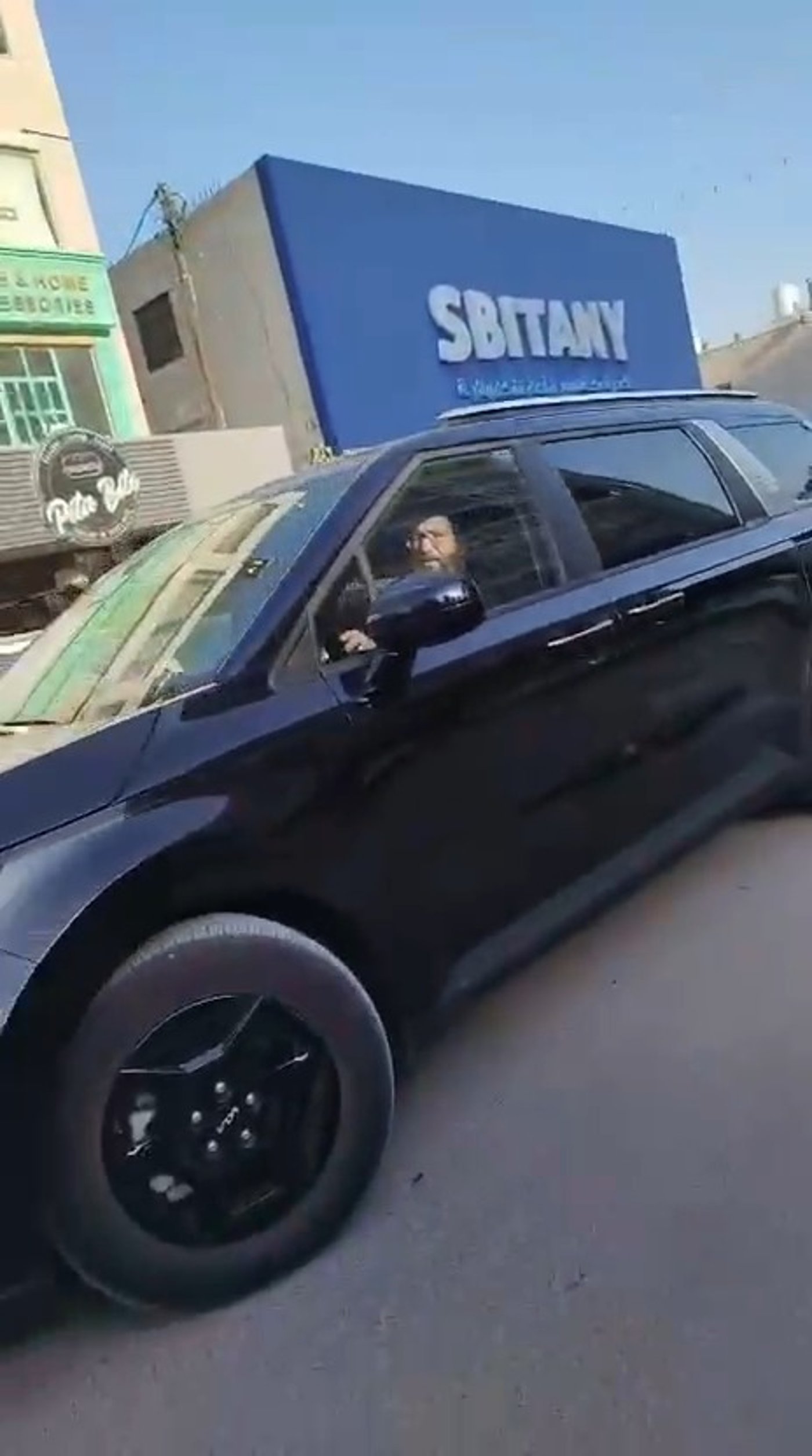 רכב התיירים החסידים בלב שכם