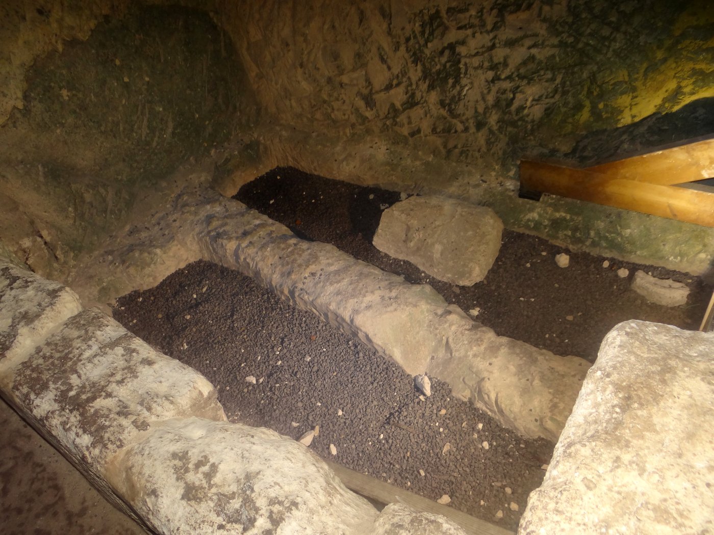 "תהא ארוני נקובה לארץ". הקברים המשוערים כקברי רבי יהודה הנשיא ואשתו