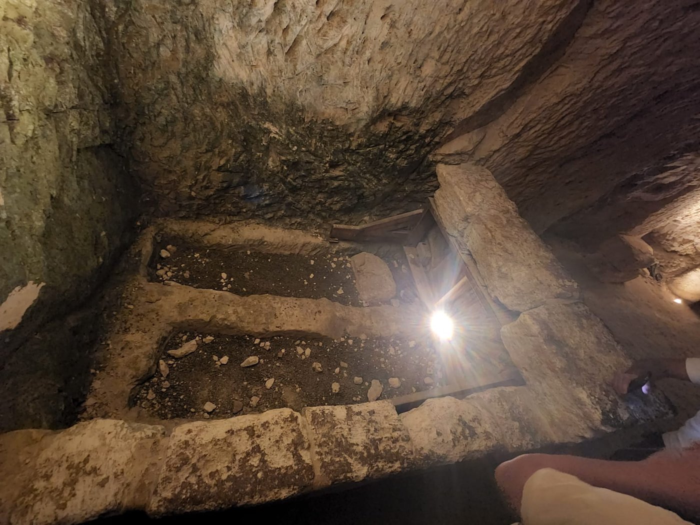 "תהא ארוני נקובה לארץ". הקברים המשוערים כקברי רבי יהודה הנשיא ואשתו