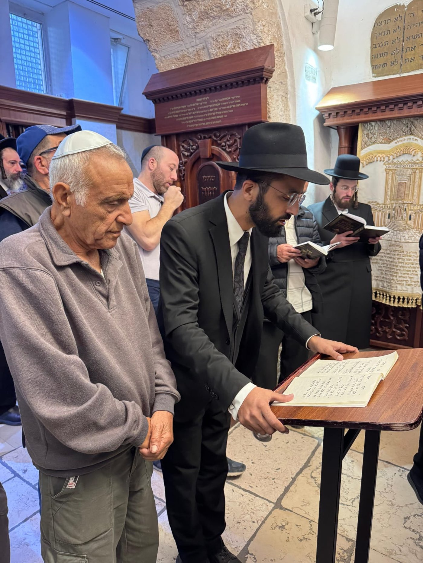 חברי כולל "תפארת זקנים לוי יצחק" בכפר סבא במסע לחברון 