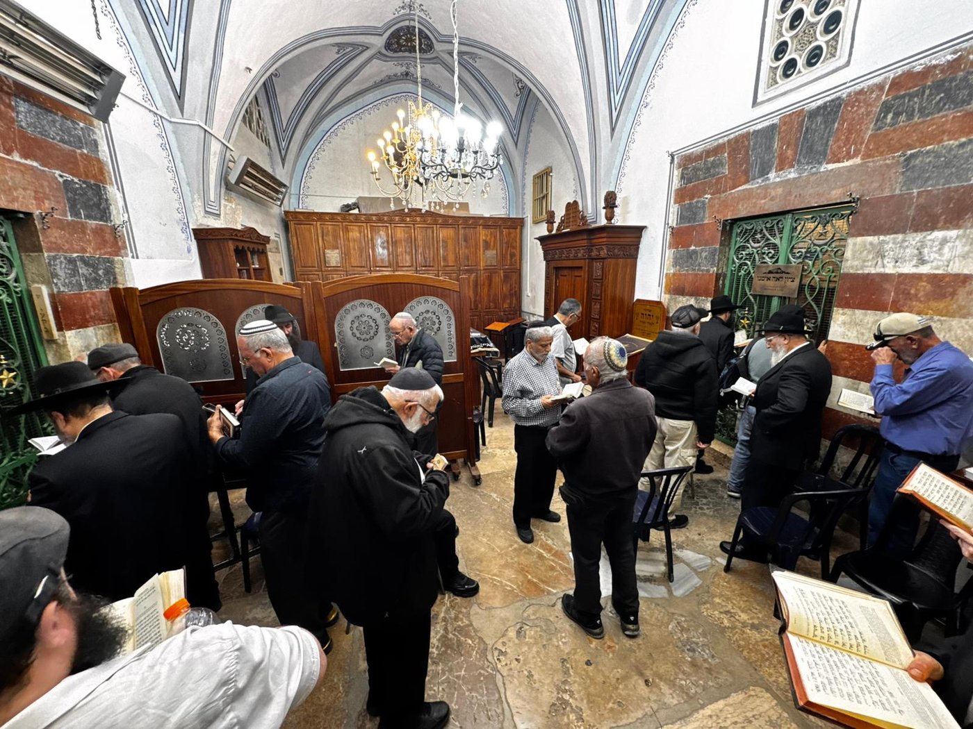 חברי כולל "תפארת זקנים לוי יצחק" בכפר סבא במסע לחברון 