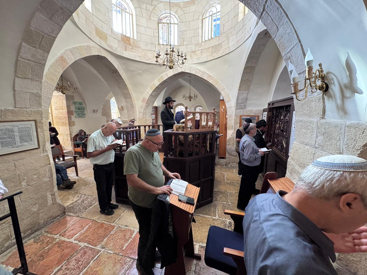 חברי כולל "תפארת זקנים לוי יצחק" בכפר סבא במסע לחברון 