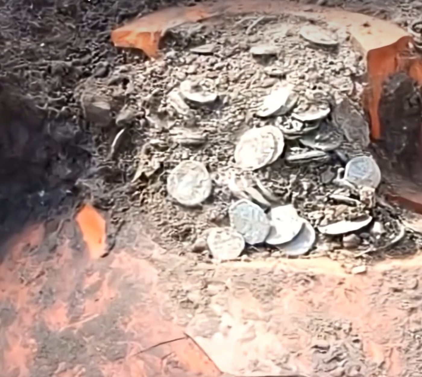 כד חרס מלא במטבעות יקרי ערך - הכל יילך למדינה