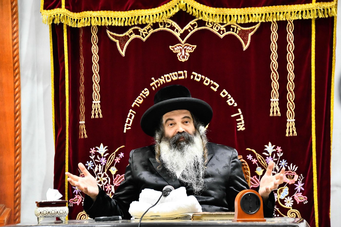 האדמו"ר מזוטשקא בשיחת הכנה לחנוכה