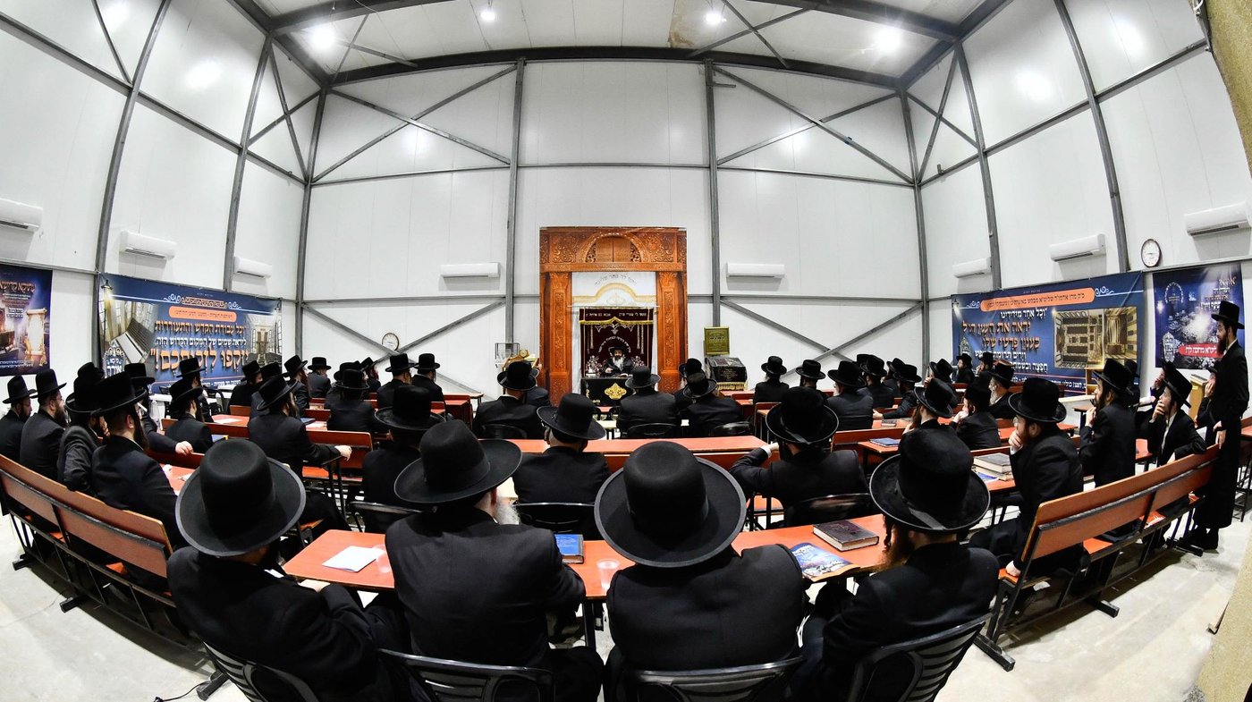 האדמו"ר מזוטשקא בשיחת הכנה לחנוכה