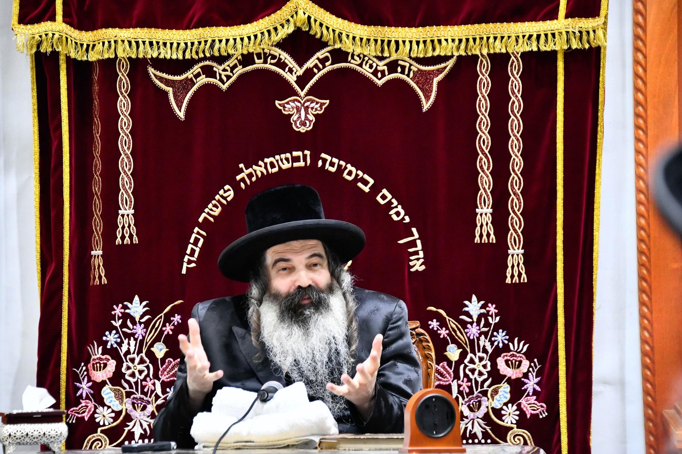 האדמו"ר מזוטשקא בשיחת הכנה לחנוכה