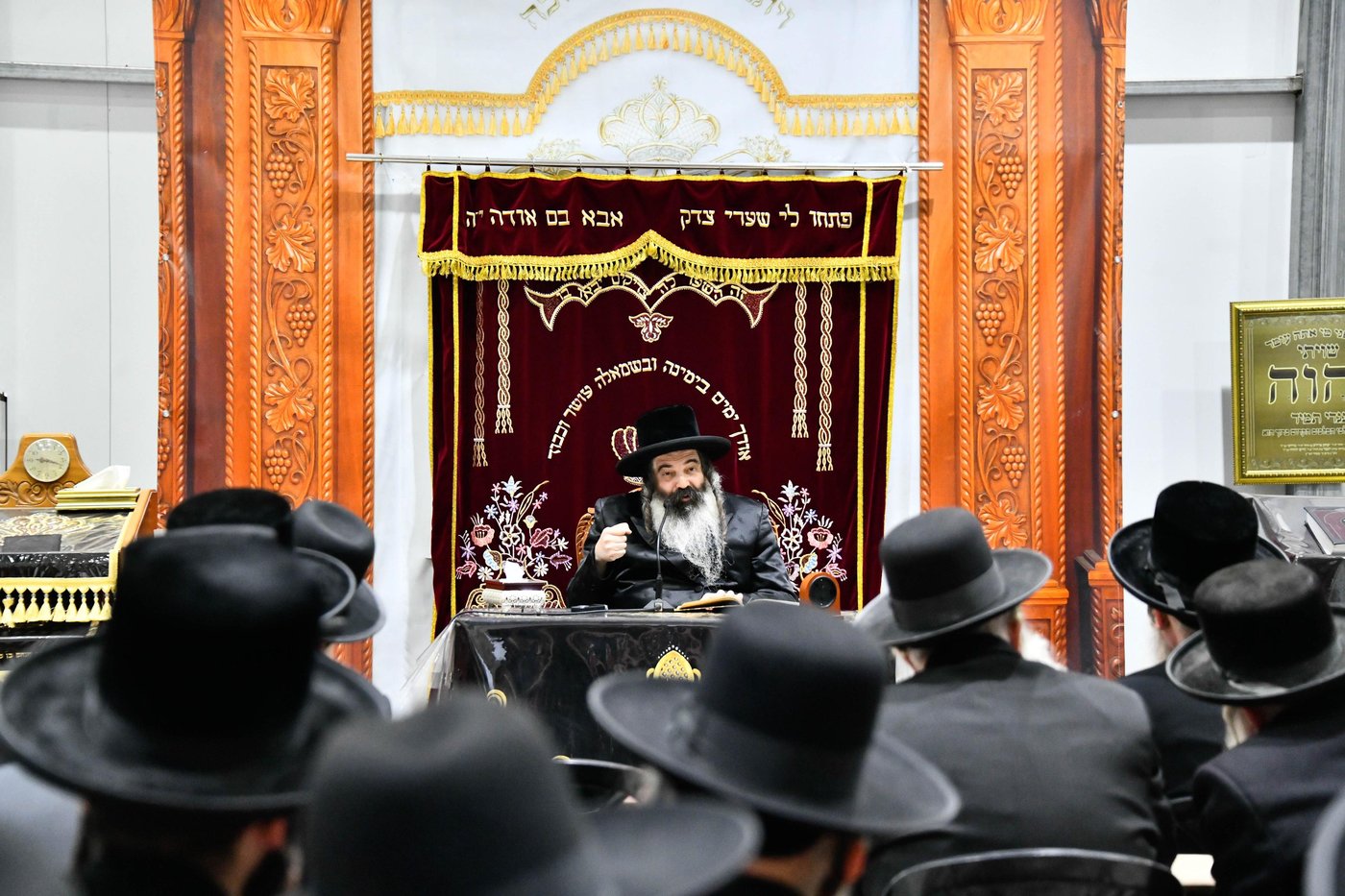 האדמו"ר מזוטשקא בשיחת הכנה לחנוכה