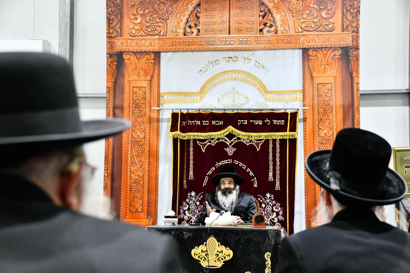 האדמו"ר מזוטשקא בשיחת הכנה לחנוכה