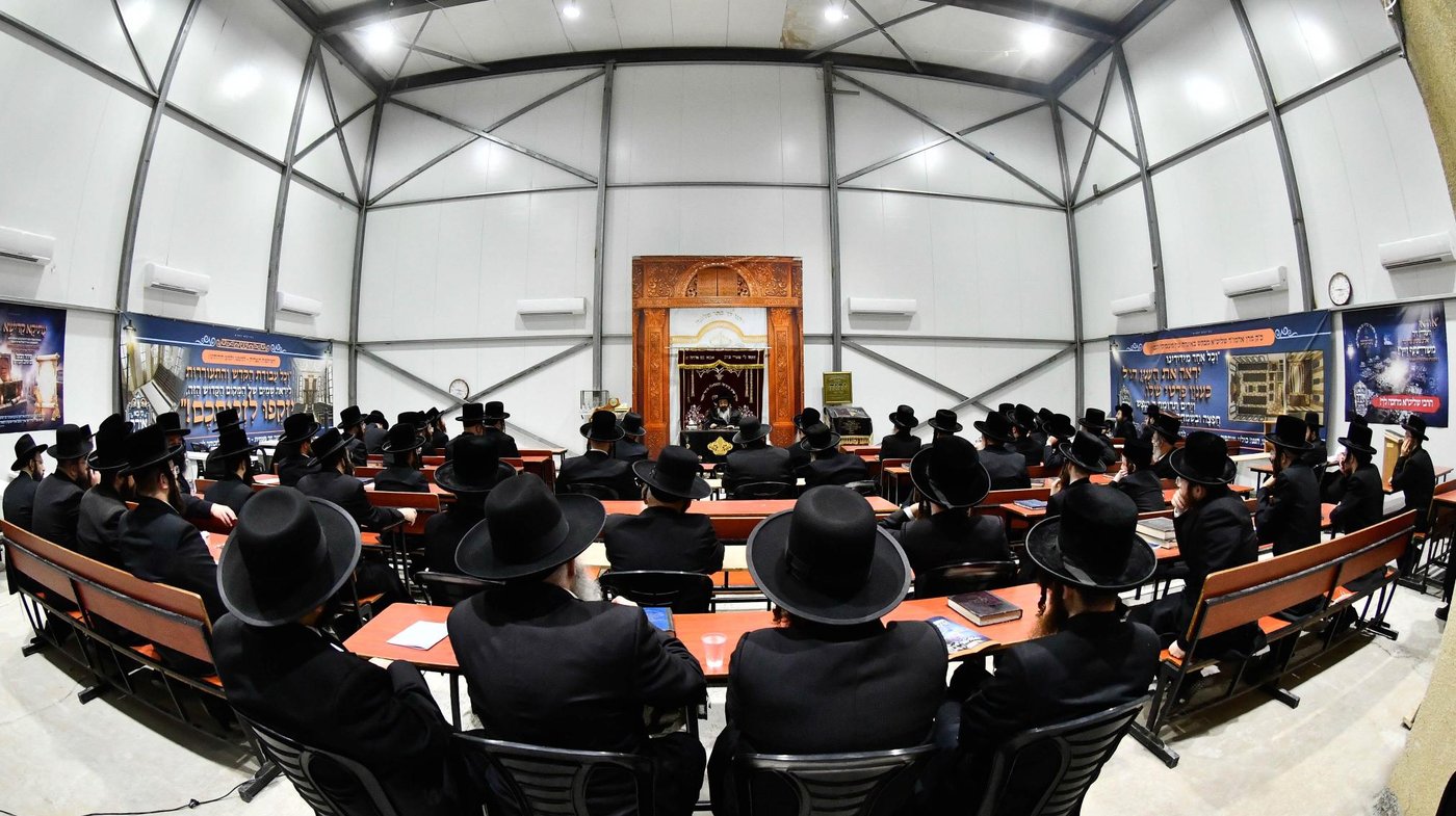 האדמו"ר מזוטשקא בשיחת הכנה לחנוכה