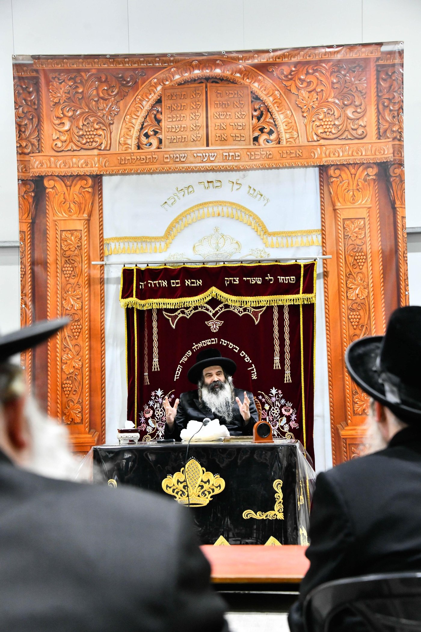 האדמו"ר מזוטשקא בשיחת הכנה לחנוכה