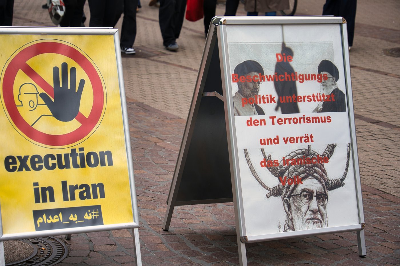 שלטי מחאה נגד הוצאות להורג באיראן