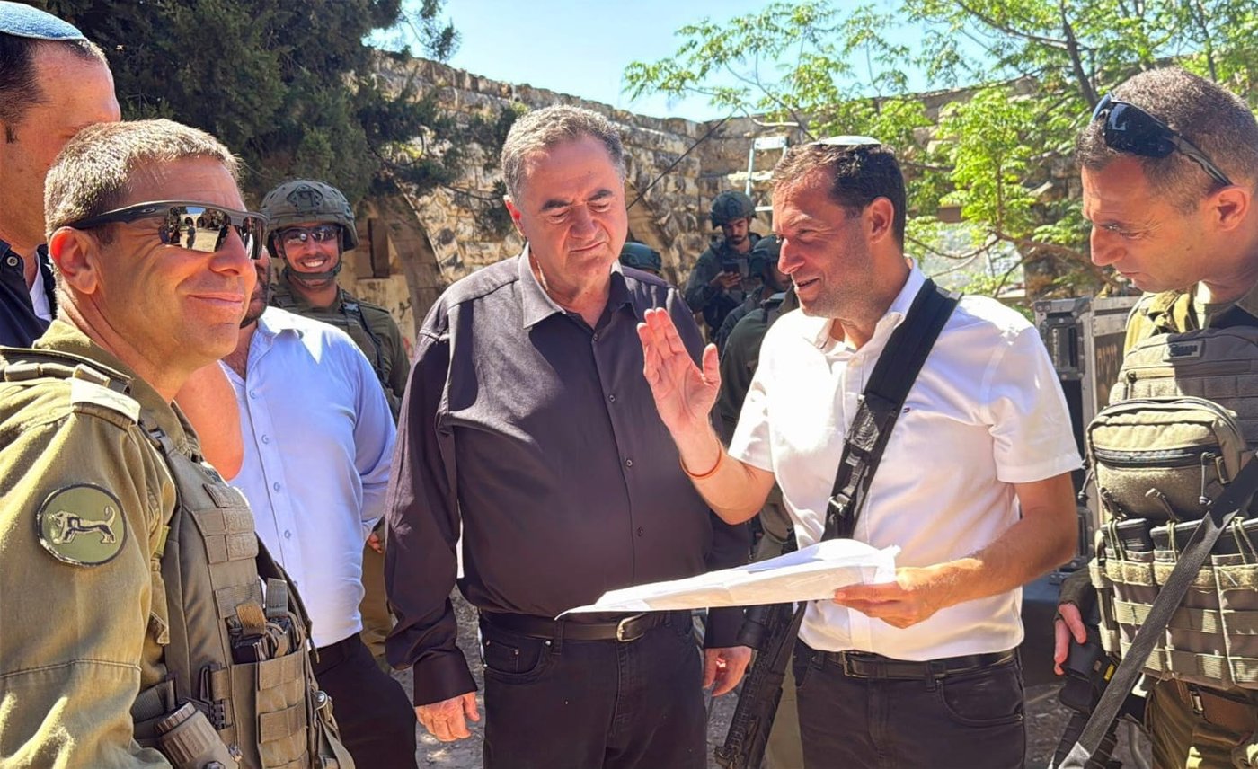 ראש מועצת שומרון יוסי דגן עם שר הביטחון כ"ץ