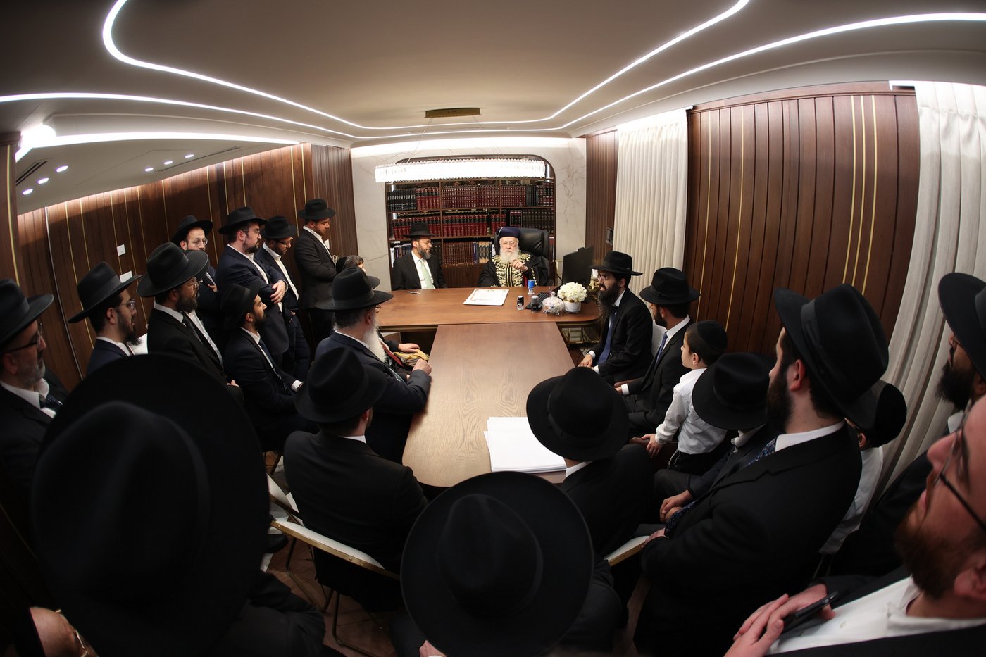 הראשל"צ הגר"י יוסף בחלוקת התעודות