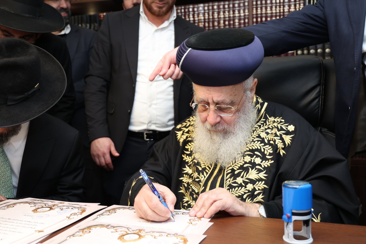 הראשל"צ הגר"י יוסף בחלוקת התעודות