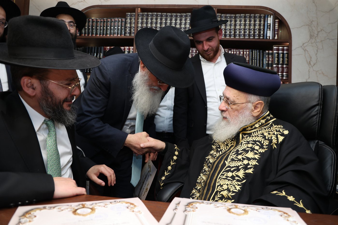 הראשל"צ הגר"י יוסף בחלוקת התעודות