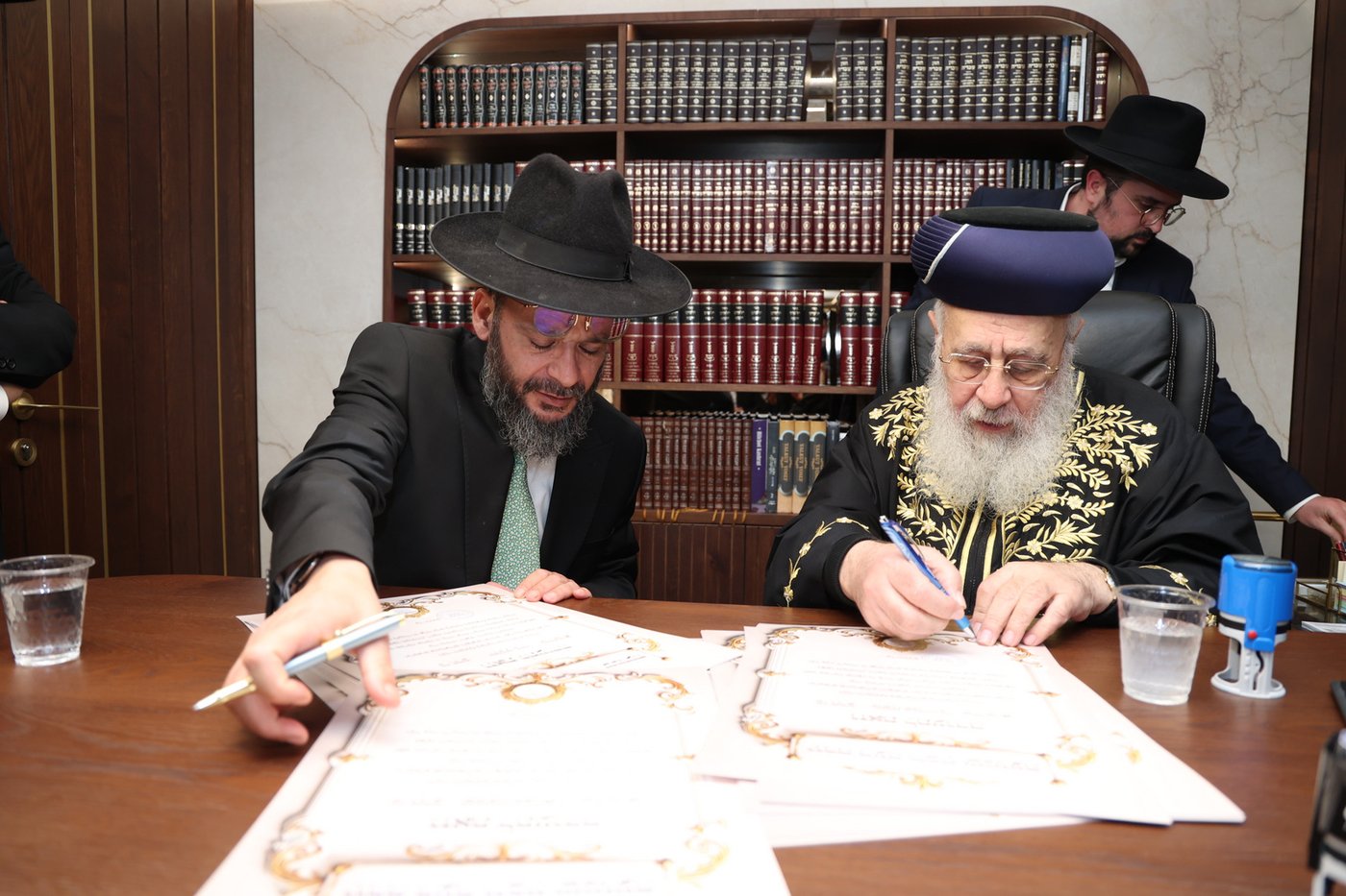 הראשל"צ הגר"י יוסף בחלוקת התעודות