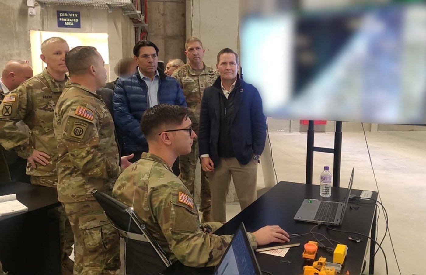 דני דנון ומייק וולץ במפקדה האמריקנית בקריית גת