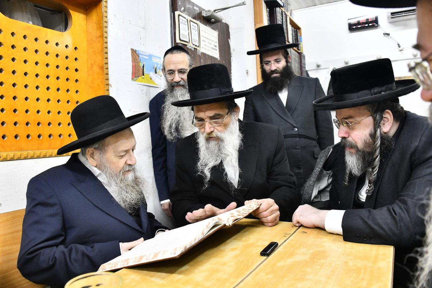 האדמו"ר מאשלג בביקור אצל הגר"ד בצרי