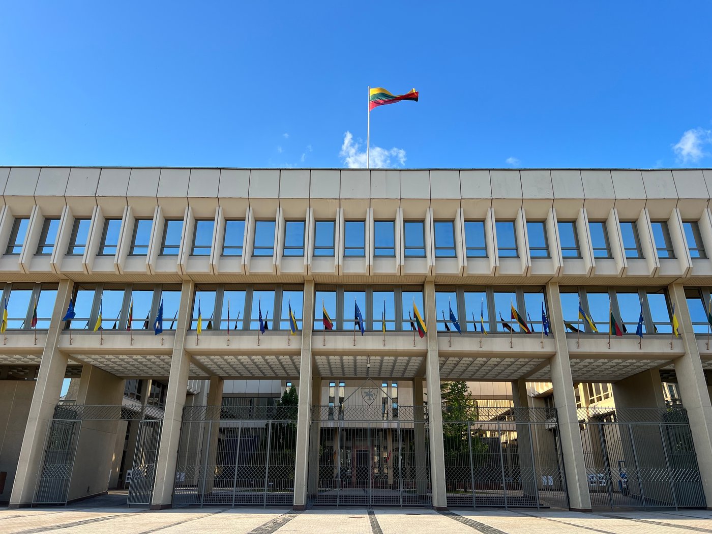 בניין הפרלמנט בליטא, אילוסטרציה