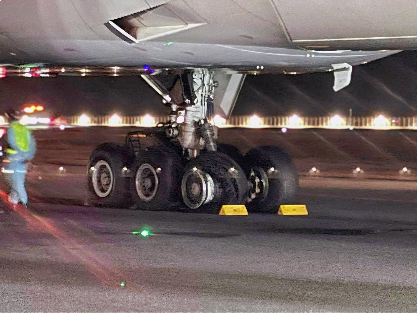 המטוס עם הצמיג הקרוע