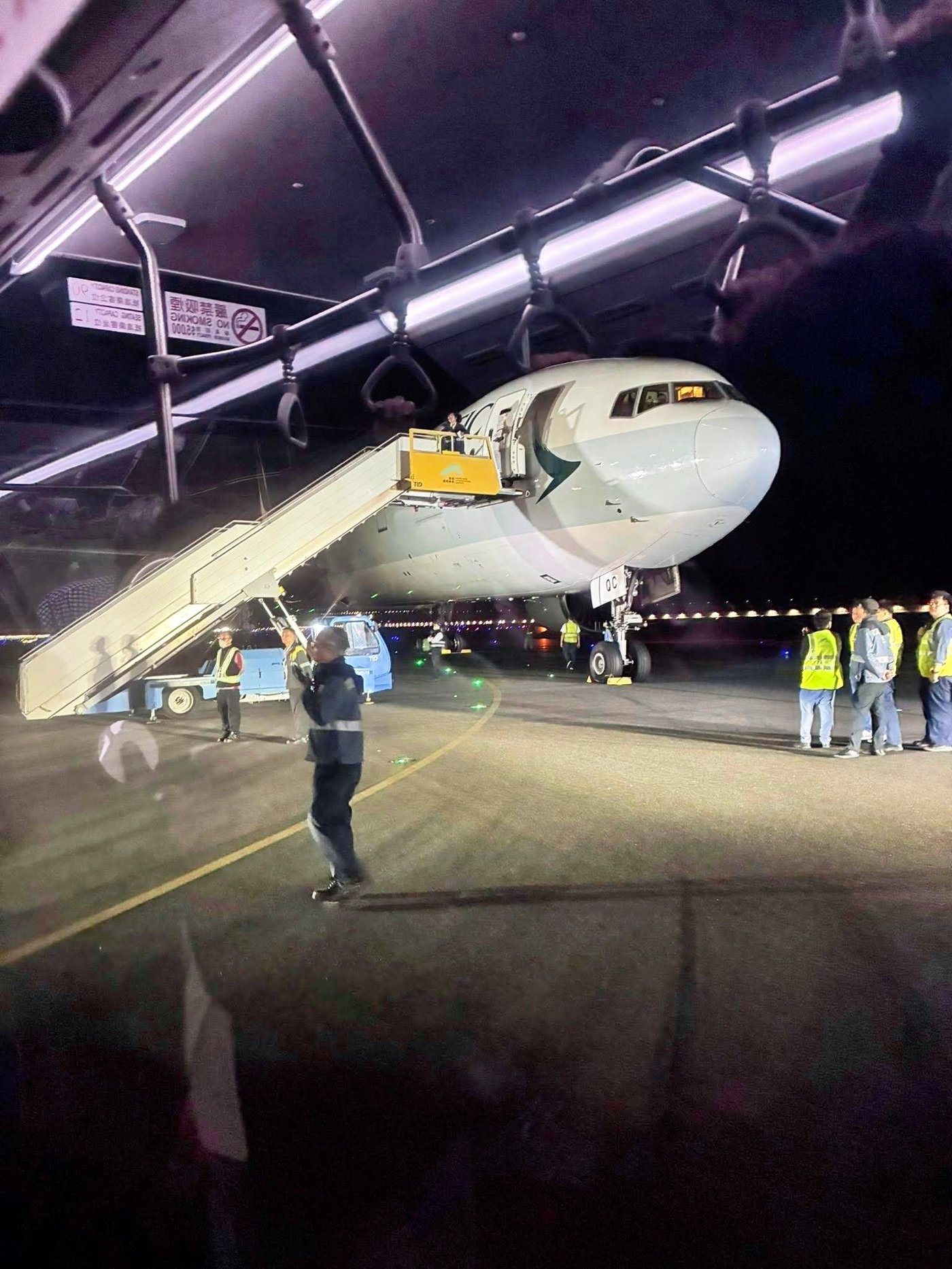 המטוס עם הצמיג הקרוע