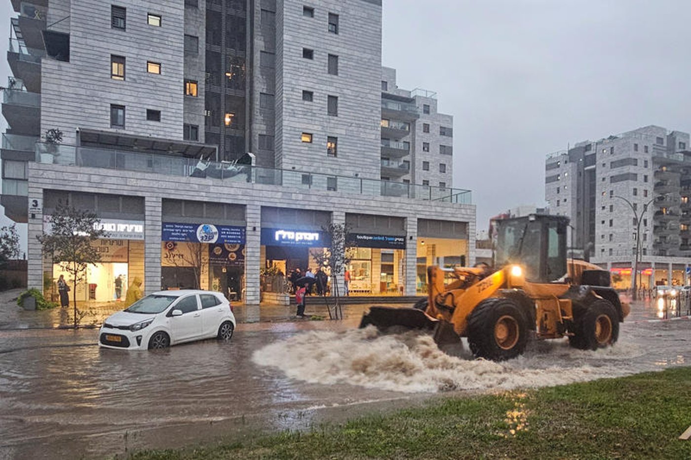 רחובות מוצפים, קניות "רטובות" לשבת, כלי רכב בתוך נהרות של מי גשמים | 18 רגעים מסופת "ביירון"