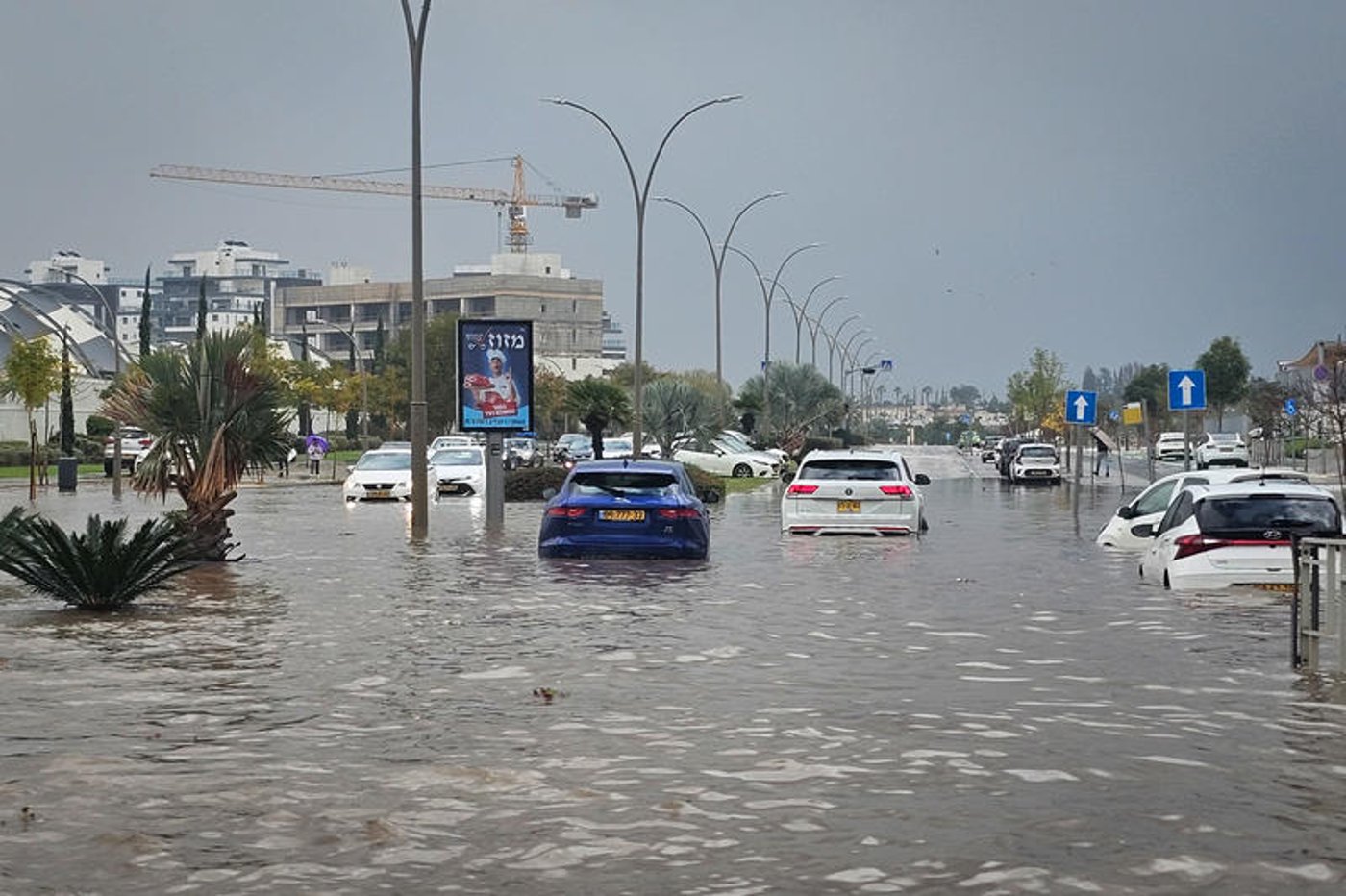 רחובות מוצפים, קניות "רטובות" לשבת, כלי רכב בתוך נהרות של מי גשמים | 18 רגעים מסופת "ביירון"
