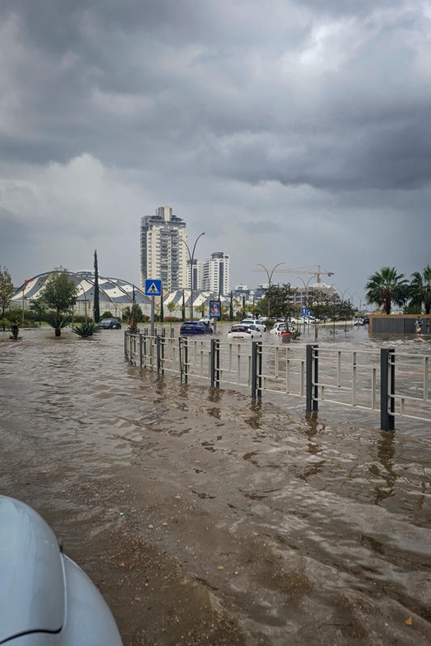 רחובות מוצפים, קניות "רטובות" לשבת, כלי רכב בתוך נהרות של מי גשמים | 18 רגעים מסופת "ביירון"