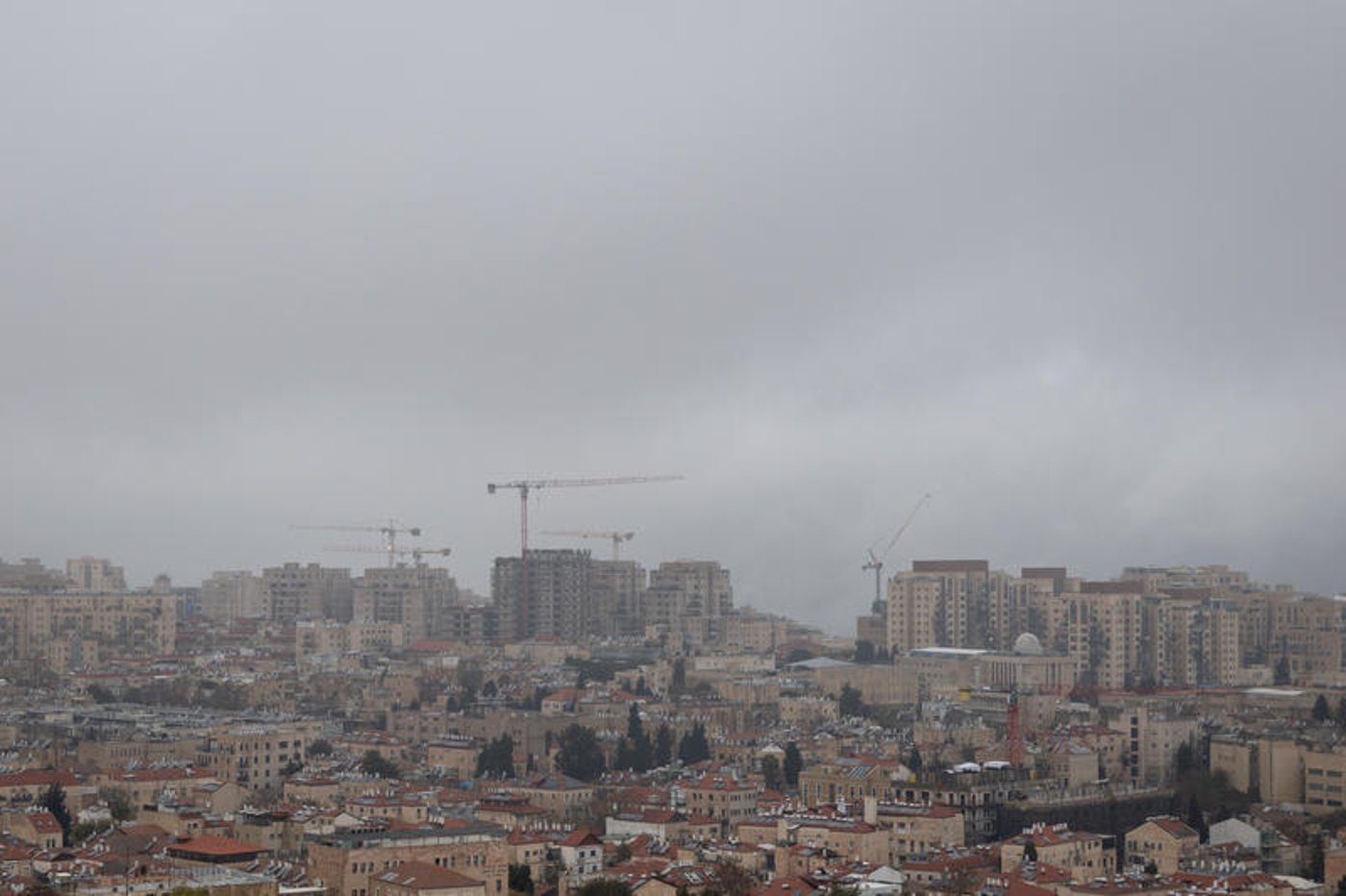 רחובות מוצפים, קניות "רטובות" לשבת, כלי רכב בתוך נהרות של מי גשמים | 18 רגעים מסופת "ביירון"